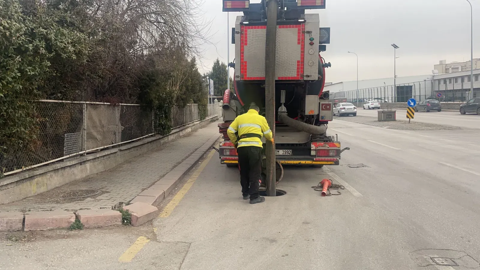 Ankara kanal tıkanıklığı açma ekibi açık alanda iş başında